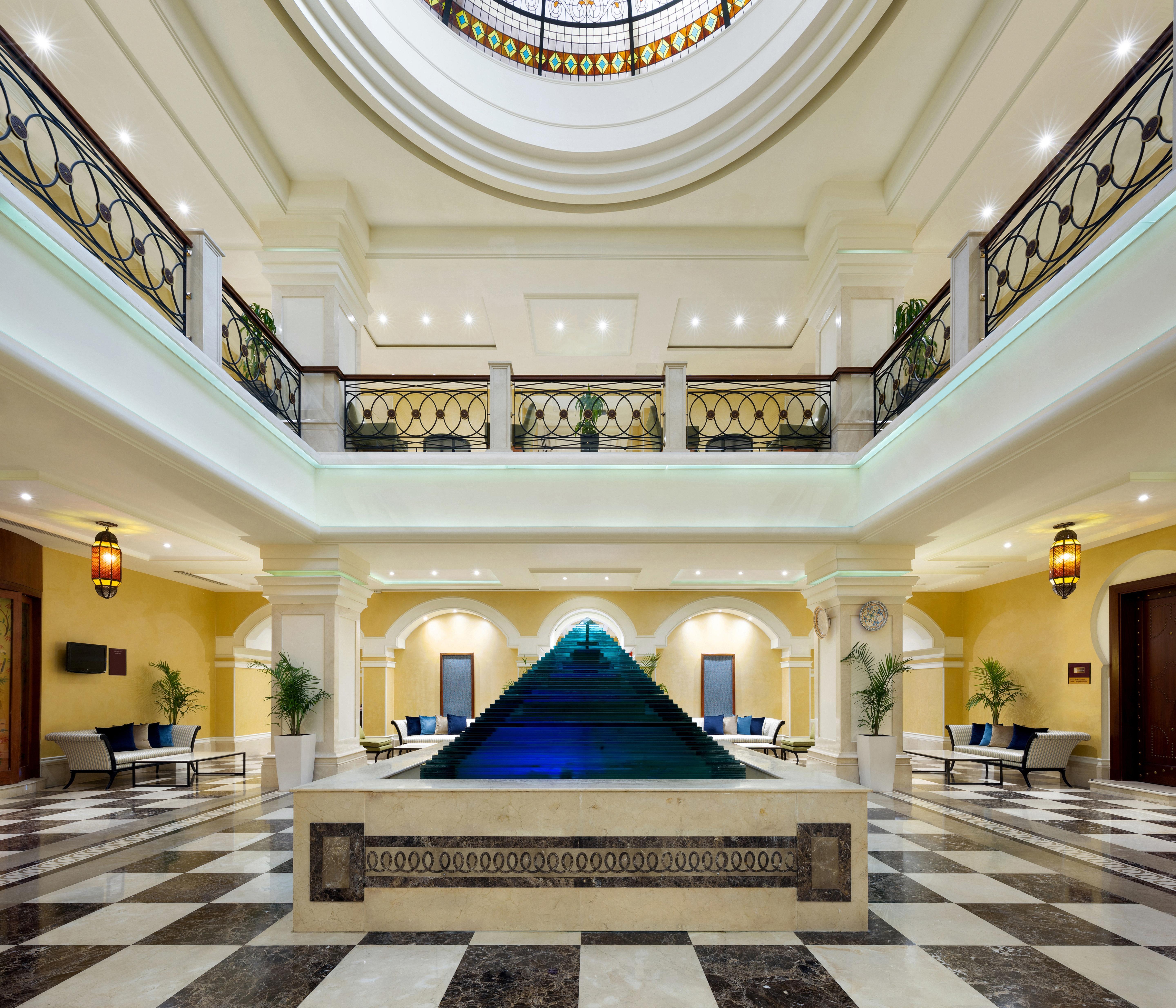 מלון Crowne Plaza Al Khobar By Ihg מראה חיצוני תמונה The pyramid fountain at the lobby of the hotel