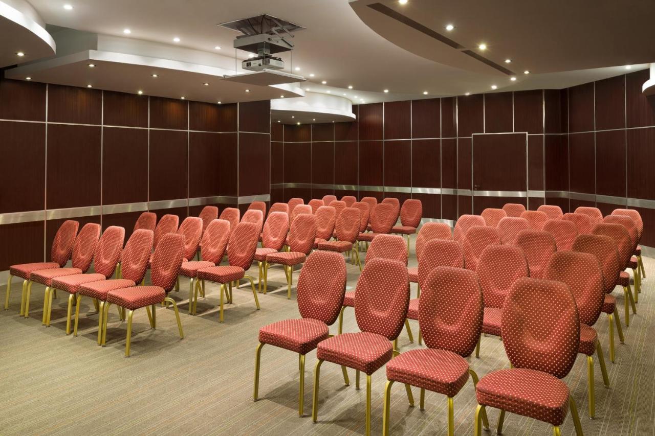 מלון Crowne Plaza Al Khobar By Ihg מראה חיצוני תמונה A typical meeting room